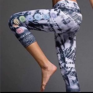 Onzie Chakras Capri Yoga Pants grey & white size XS